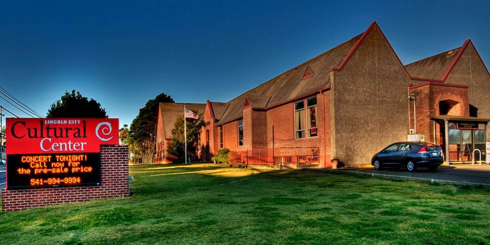 grass lawn and brick exterior of the Lincoln City Cultural Center